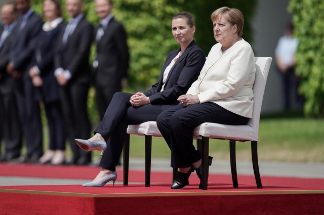 Germania: Angela Merkel a stat aşezată la ceremonia de primire a omoloagei daneze, după episodul de tremurat de miercuri