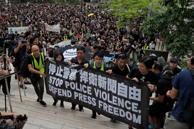 Confruntări între poliţie şi manifestanţi în timpul unei noi manifestaţii uriaşe în Hong Kong