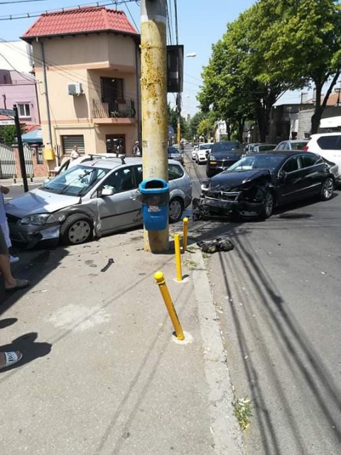 Accident rutier în Constanţa. Un autoturism a fost proiectat într-un stâlp!