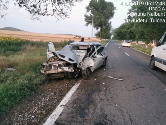 Cu MAȘINA ÎN COPAC! Șoferul a ajuns la spital!
