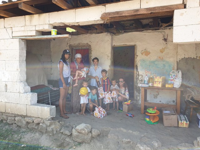 O familie cu opt copii și mama grav bolnavă, din județul Constanța, are nevoie de ajutor!