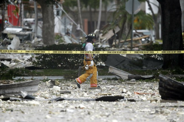 Explozie într-o zonă comercială din Florida, soldată cu 21 de răniţi