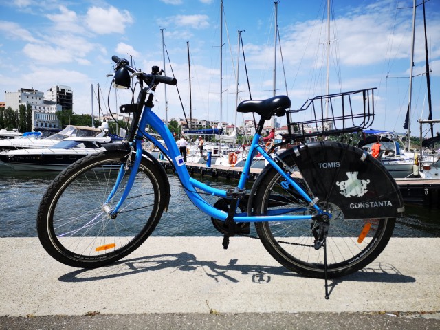Bicicletele puse la dispoziție de Primăria Constanța, stârnesc interesul constănțenilor și turiștilor