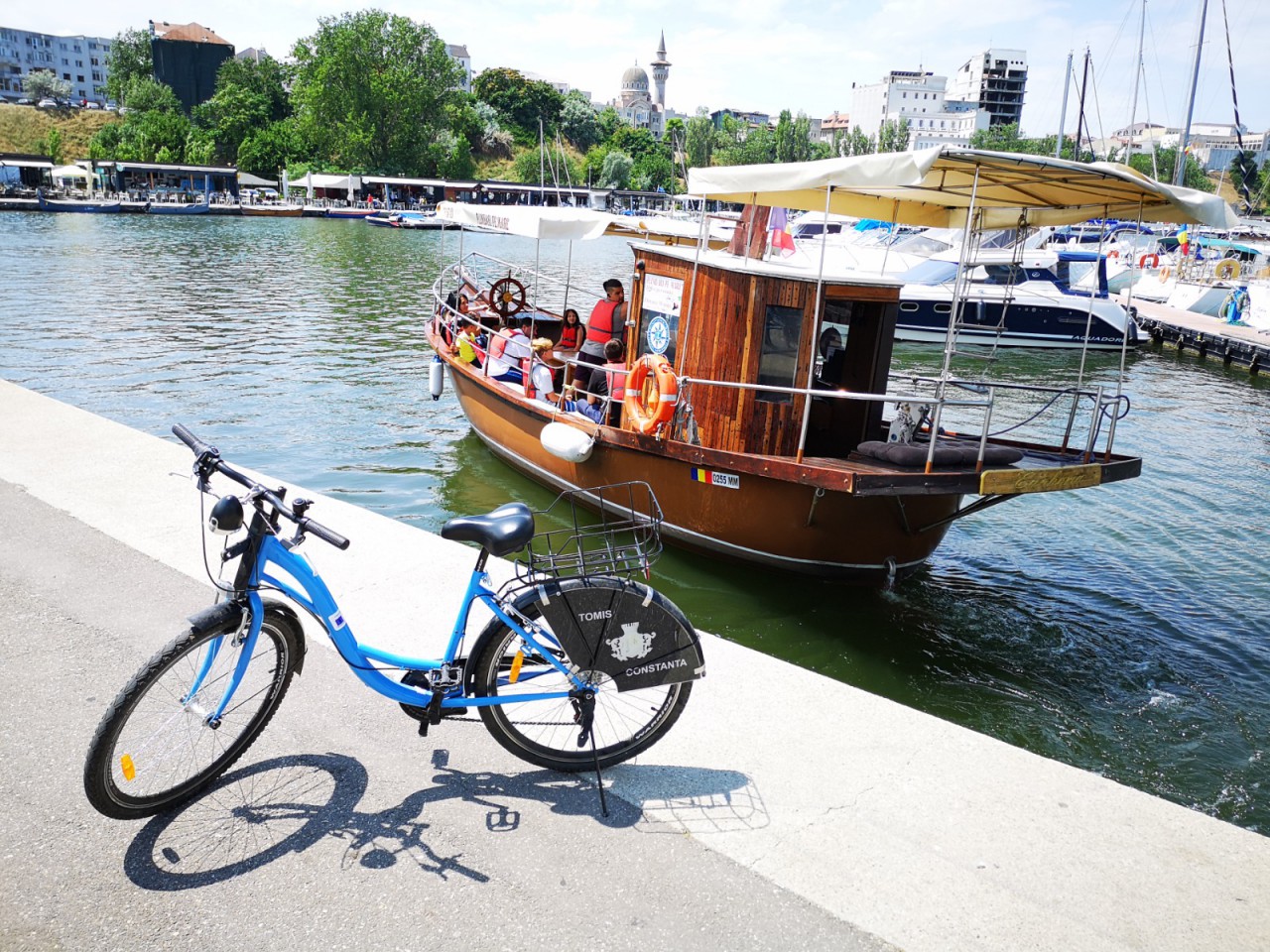 Bicicletele puse la dispoziție de Primăria Constanța, stârnesc interesul constănțenilor și turiștilor Bicicletele puse la dispoziție de Primăria Constanța, stârnesc interesul constănțenilor și turiștilor