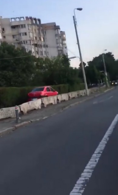 Un şofer din Constanţa a scurtat drumul pe trotuar. VIDEO