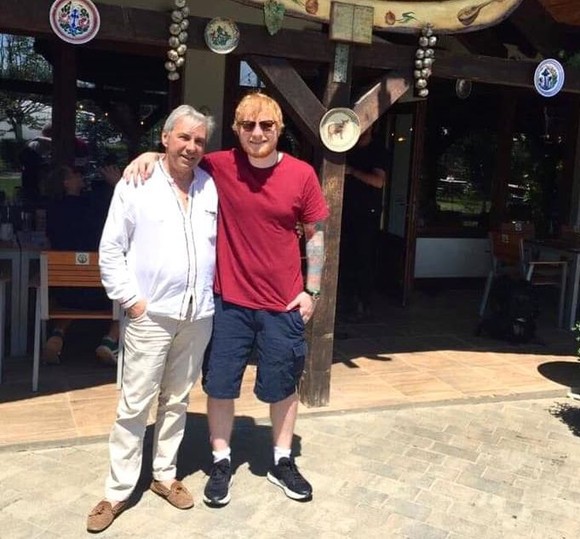 Ed Sheeran a mâncat fasole cu ciolan şi mici în România. A stat 4 zile la Snagov şi s-a distrat copios