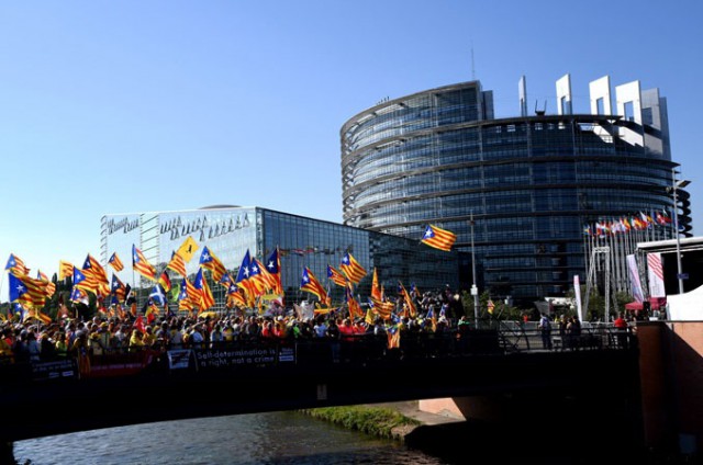 Mii de catalani au manifestat în faţa Parlamentului European