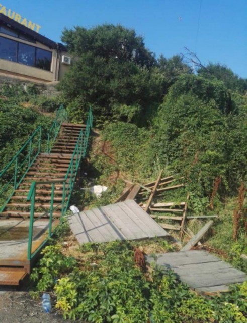 Curăţenie… şi nu prea pe plaja Neversea! Gunoaiele, la loc de cinste!