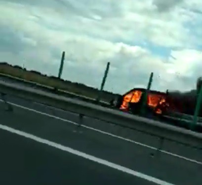 Autovehicul în FLĂCĂRI pe A4: s-a făcut SCRUM! VIDEO