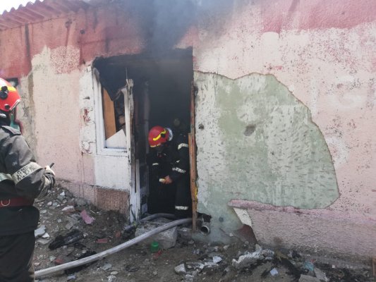 INCENDIU într-o clădire părăsită, în Satul de Vacanță. VIDEO