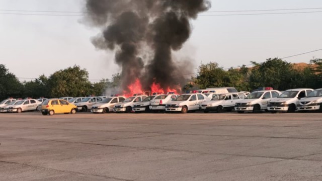 VIDEO: INCENDIU TERIBIL ÎN CURTEA SECŢIEI 5! Au ars mai multe maşini de Poliţie şi un SAAB 'confiscat' de la ţiganii din Medeea