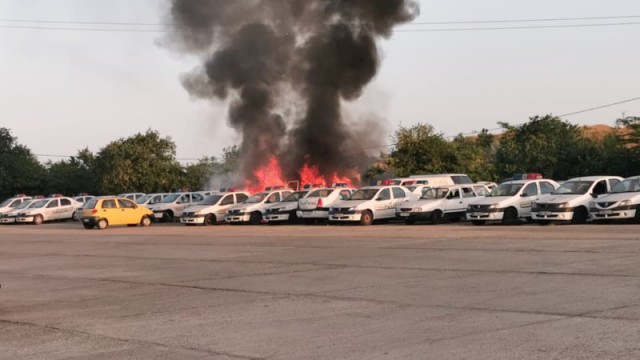 MICROBUZ ÎN FLĂCĂRI, ÎN CURTEA SECŢIEI 5 DE POLIŢIE! Au fost afectate şi maşinile IPJ! VIDEO