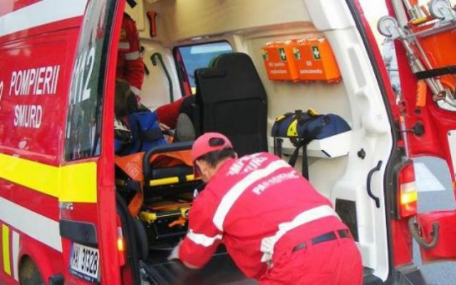 O șoferiță din județul Constanța a intrat în plin într-o căruță. Doi vârstnici au fost răniți, unul foarte grav