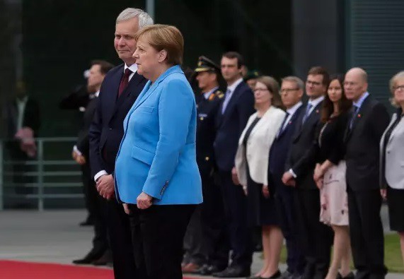 Angeka Merkel a fost surprinsă din nou tremurând, al treilea incident de acest fel într-o lună