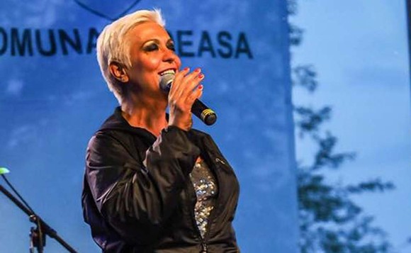 Monica Anghel a trecut la blugi rupţi, după ce a slăbit 40 de kg