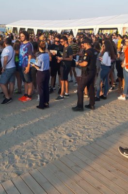 Puncte de prevenire instalate de jandarmi şi poliţişti pe plaja Neversea