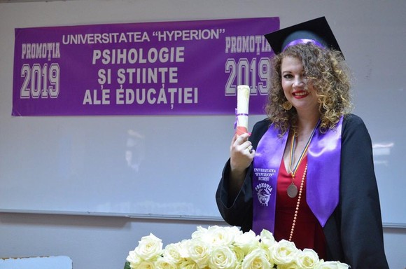 Oana Lis și-a dat licența la Psihologie. Ce note a luat la scris și la oral