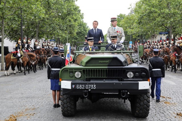 Franţa: Emmanuel Macron, huiduit de câţiva protestatari pe Champs-Elysees