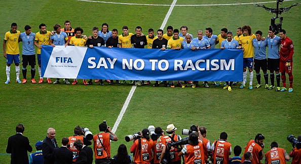 FIFA va da sancţiuni dure pentru echipele ai căror suporteri au comportament discriminatoriu sau rasist: se poate pierde meciul la masa verde