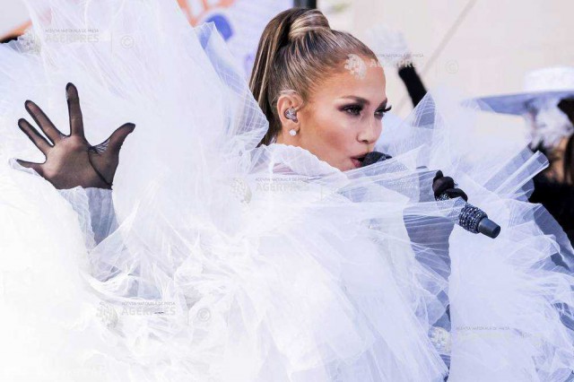 Jennifer Lopez îi dă lui Constance Wu o lecţie de dans la bară în primul trailer al dramei ''Hustlers''