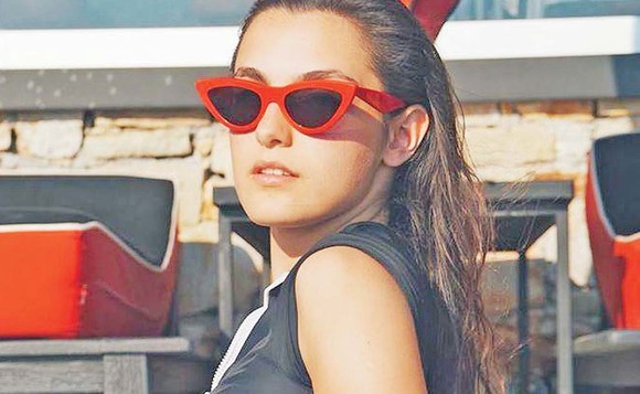 Alexia Eram s-a bronzat singurică pe plaja din Grecia