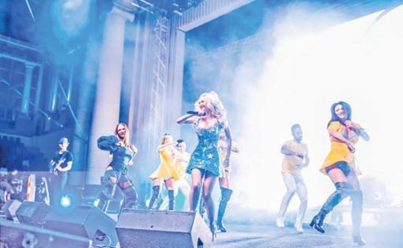 Andre, ghinion la concertul de la Arenele Romane. Microfonul și hainele au încurcat-o pe Andreea Antonescu