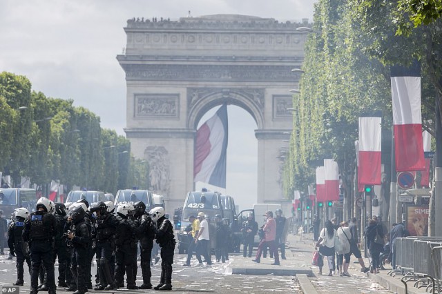 Sute de arestări în Franţa după Ziua Naţională