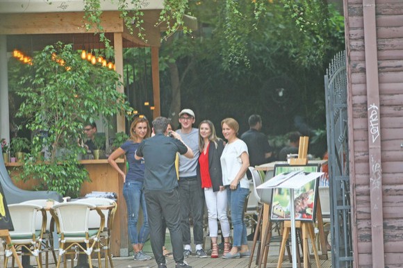Bran din „Urzeala Tronurilor“, asaltat de fani la terasă în Bucureşti