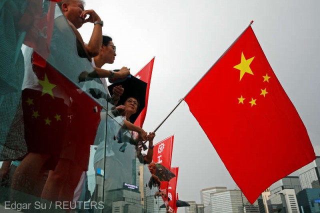 Zeci de mii de manifestanţi proguvernamentali la Hong Kong