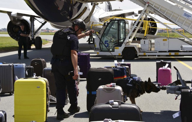 Falsa ameninţare cu bombă pe o cursă Lufthansa la Belgrad: Autorul apelului spera să obţină o întâlnire cu o însoţitoare de bord