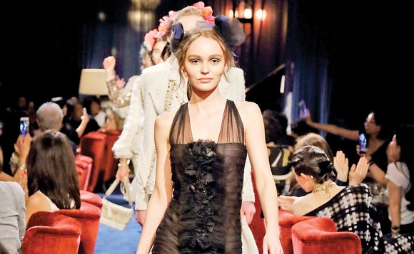 Ce fată frumoasă are Johnny Depp! Seamănă leit cu Vanessa Paradis în tinereţe