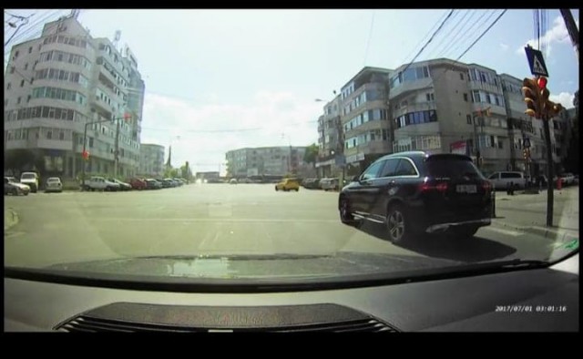 VIDEO. Cum sfidează un 'ŞMECHER' cu Mercedes regulile de circulaţie! A trecut pe culoarea roşie a semaforului