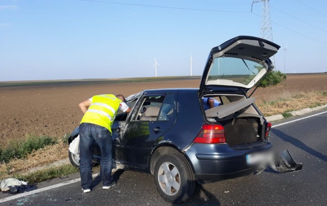Un șofer BEAT a intrat cu mașina într-un cap de pod și s-a RĂSTURNAT: mai multe victime