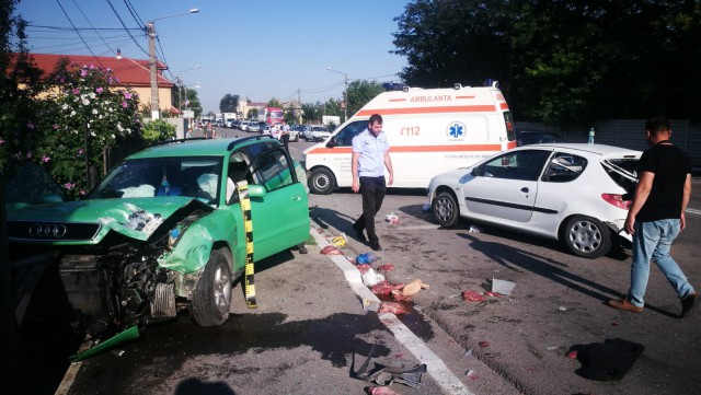 Încă un accident în Valu lui Traian: mașini 'șifonate', o persoană rănită