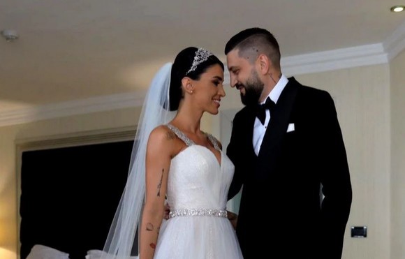 Primele poze cu Adelina Pestriţu în rochie de mireasă. Toate ţinutele de la nuntă au fost de covorul roşu