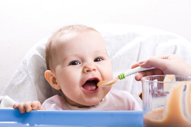 Produsele alimentare pentru bebeluşi disponibile în comerţ au un conţinut ridicat de zahăr, avertizează OMS