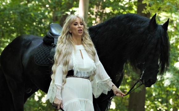 Annes a filmat un clip alături de un cal din rasa „Perla neagră olandeză“