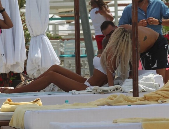 Bianca Drăguşanu şi Alex Bodi, spectacol de amor fierbinte pe plajă la Mamaia