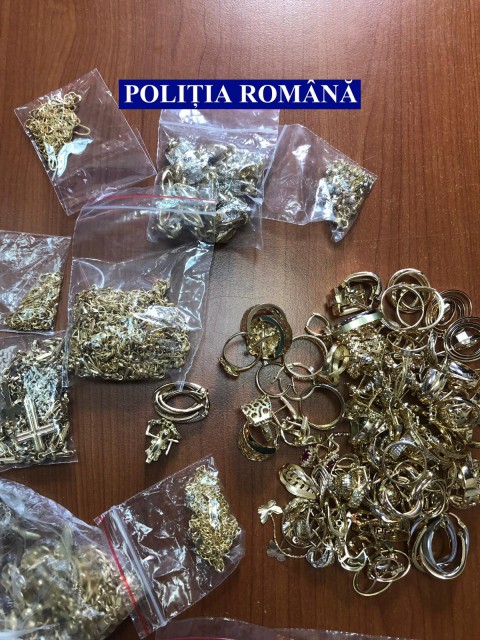 PERCHEZIȚII la contrabandiștii care aduc bijuterii din aur, parfumuri și țigări din Turcia!