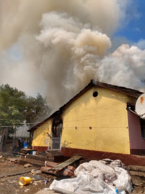 Arde o casă în satul Movila Verde. A EXPLODAT butelia