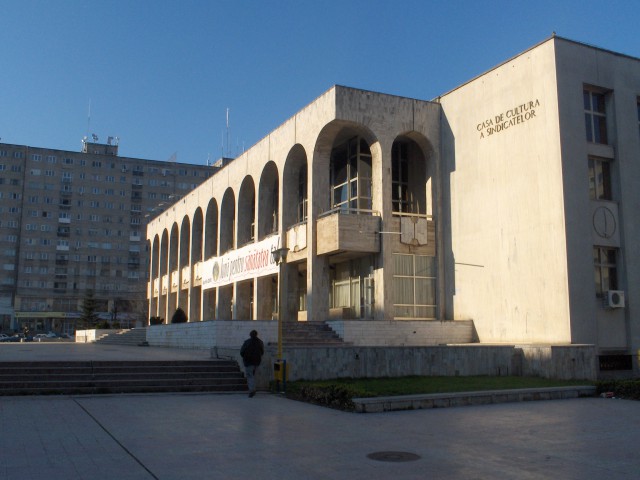 Primăria plănuieşte să scoată dalele de la Casa de Cultură şi să pună în loc gazon, foişoare şi pergole