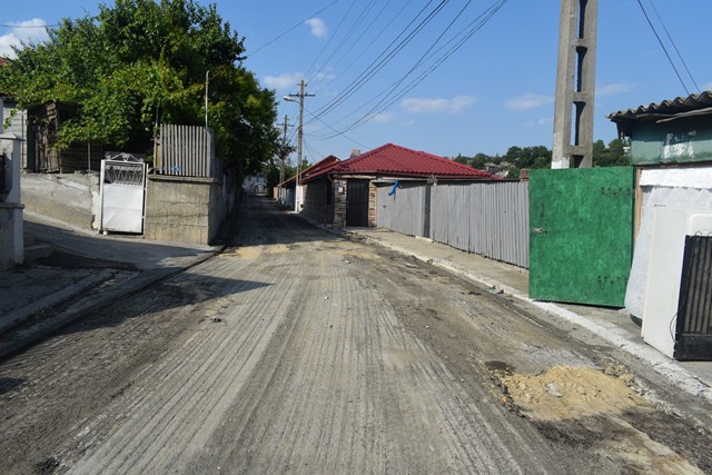 Începe asfaltarea pe străzile din orașul Cernavodă
