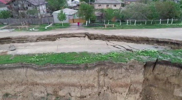 Situaţia malurilor surpate la Cumpăna SE AGRAVEAZĂ: a fost afectată rețeaua de canalizare menajeră