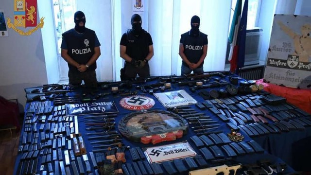 Poliţia italiană a arestat trei persoane, între care un militant neonazist, şi a confiscat numeroase arme ilegale