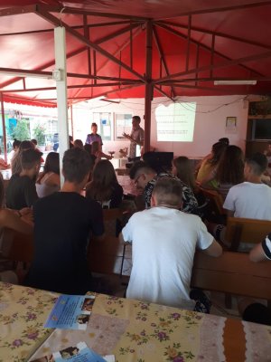 Elevii sosiți în vacanță, în Costinești, de vorbă cu polițiștii și cu specialiștii antidrog