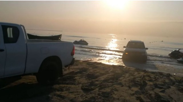 LECŢIE PENTRU 'BIZONI'. INDIVIDUL care a rămas cu SUV-ul blocat în mare, AMENDAT cu 10.000 de lei! VIDEO