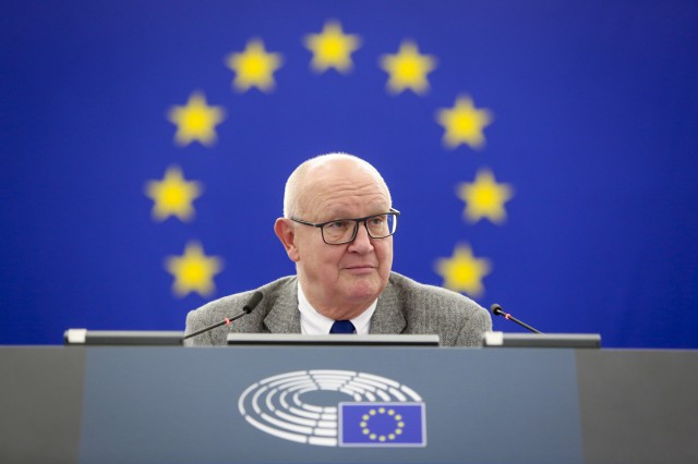România riscă să rămână fără comisar european până în septembrie deşi a desemnat un interimar