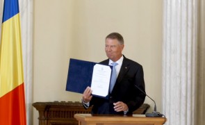 Iohannis a semnat în direct: Noua lege privind votul anticipat şi prin corespondenţă, promulgată