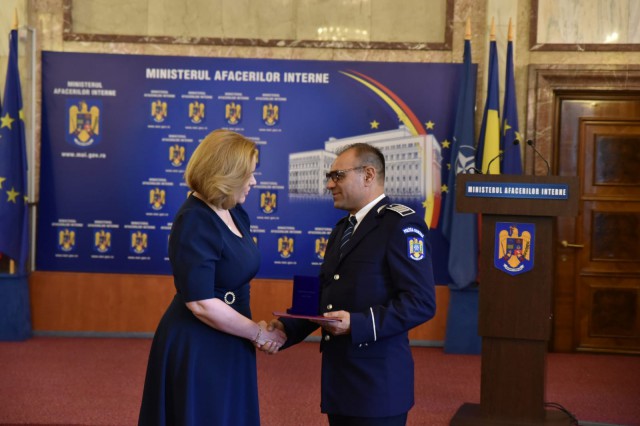 Doi polițiști constănțeni au primit emblema de onoare a MAI!