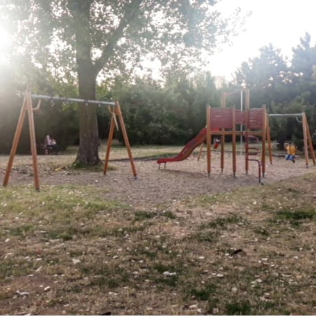 LOCURI DE JOACĂ ABANDONATE. Primăria promite că vine şi rândul lor!